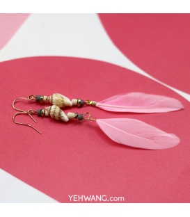 Fuchsia roze oorbellen met schelp, veer en kralen