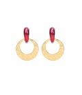 Roze rode oorstukje met een goudkleurige ronde hanger