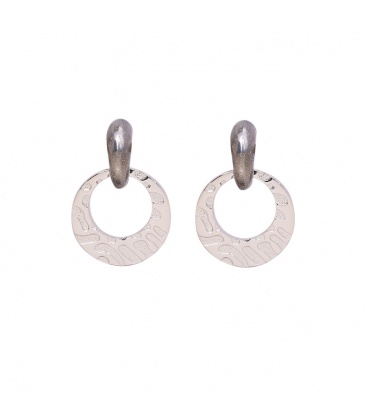 Zilverkleurige oorhangers met een grijs oorstukje