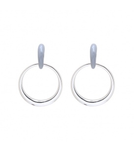 Trendy zilverkleurige oorbellen met een grijs oorstukje