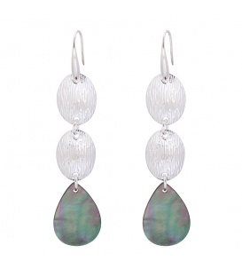 Zilverkleurige lange oorbellen met 3 hangers, 1 daarvan is een schelpen hanger