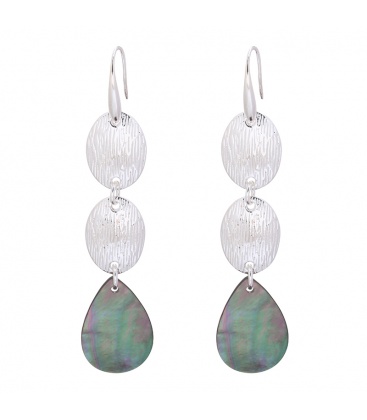 Zilverkleurige lange oorbellen met 3 hangers, 1 daarvan is een schelpen hanger