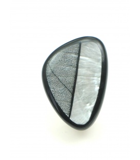 Mooie zwart met zilverkleurige parelmoer oorclips. Lengte van de clip oorbel is 2,8 cm.