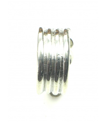 Zilverkleur oorclips met ribbel patroon