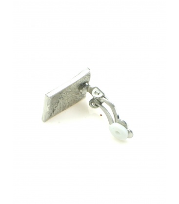Vierkante metalen oorclips. Breedte van de clip oorbel is 1,8 cm.