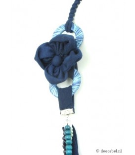 Mooie koordhalsketting met houten kralen en stof strengen