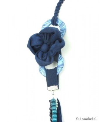 Mooie koordhalsketting met houten kralen en stof strengen