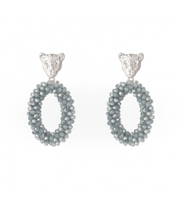 Grijze oorbellen met een panterkop en handgeregen kralen