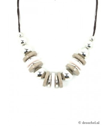 Koordhalsketting met bruine, roze en zilverkleurige kralen