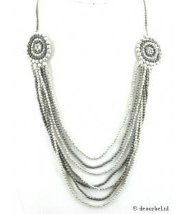 Zilverkleurige halsketting van kleine kraaltjes