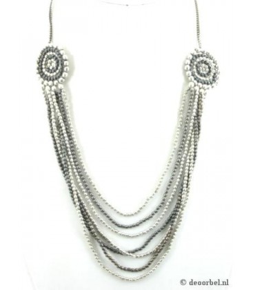 Zilverkleurige halsketting van kleine kraaltjes