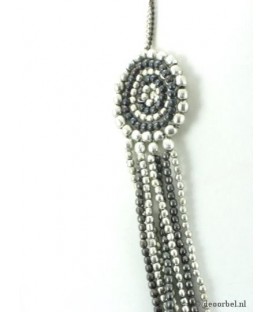 Zilverkleurige halsketting van kleine kraaltjes
