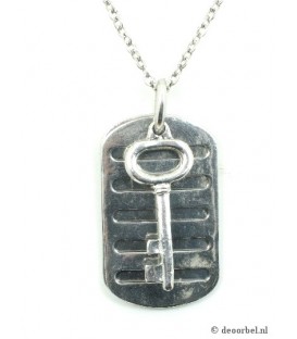 Zilverkleurige halsketting met sleutel en naamplaatje