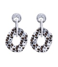 Trendy grijze oorbellen met marmerachtige leopard print