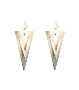 Zilverkleurige oorhangers met een parelmoer hanger en een zilverkleurig oorstukje