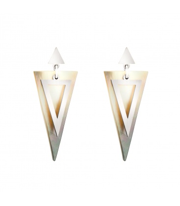 Zilverkleurige oorhangers met een parelmoer hanger en een zilverkleurig oorstukje