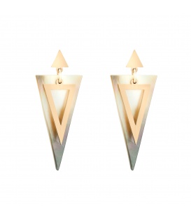 Goudkleurige oorhangers met een parelmoer hanger en een goudkleurig oorstukje