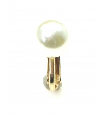 Witte kunstparel oorclips met goudkleurige clip. Diameter van de kunstparel is 1,2 cm.