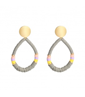 Grijze oorhangers gemaakt van rubberen ringetjes en een goudkleurig oorstukje