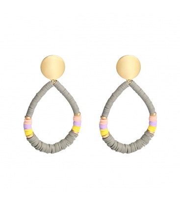 Grijze oorhangers gemaakt van rubberen ringetjes en een goudkleurig oorstukje