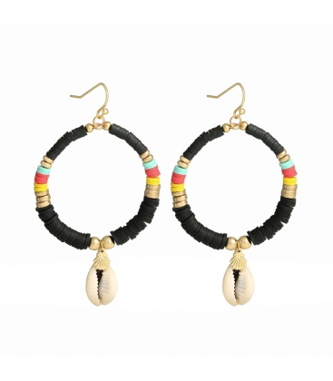 Oorbellen gemaakt van kleine zwarte ringetjes en schelpen bedel