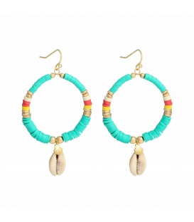 Oorbellen gemaakt van kleine turqouise ringetjes en schelpen bedel