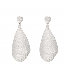 Zilverkleurige oorbellen met een bewerkte metalen hanger