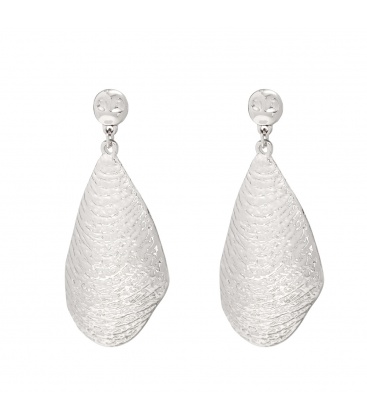 Zilverkleurige oorbellen met een bewerkte metalen hanger