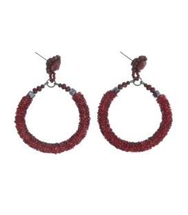 Rode oorbellen met een ronde hanger en glaskralen