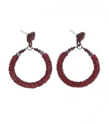 Rode oorbellen met een ronde hanger en glaskralen