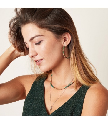 Grijze oorbellen gemaakt van kleine rubber ringetjes