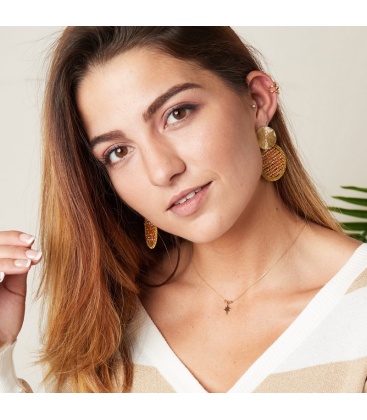 Mooie rode oorbellen met kristallen kraaltjes en een goudkleurig oorstukje