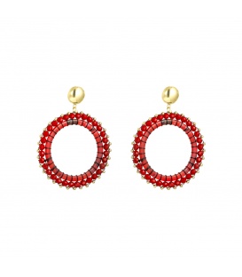 Rode oorbellen met rondom kleine glaskralen