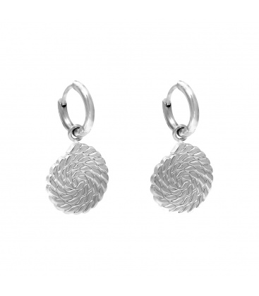 Zilverkleurige oorbellen met een bewerkte hanger