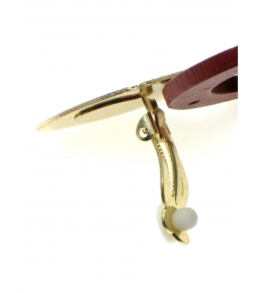 Oorclips met roest rode houten ring en goudkleurige clip