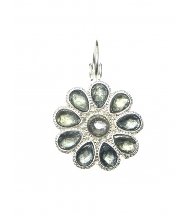 Zilverkleurige oorbellen in de vorm van een bloem met grijze steentjes