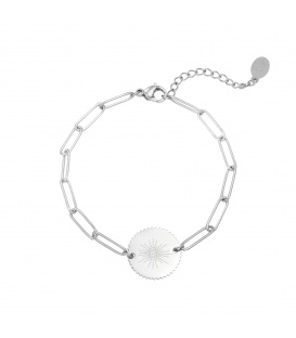 Zilverkleurige schakelarmband met een ronde bedel en een oog als afbeelding