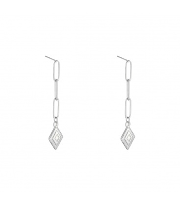 Zilverkleurige oorbellen met schakels en een ruitvormige bedel