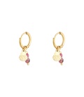 Goudkleurige oorbellen met een roze natuursteentje en bedel