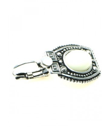 Zilverkleurige oorbellen met witte kraal en strass