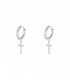 Zilverkleurige oorbellen met als hanger een kruis