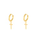 Goudkleurige oorbellen met als hanger een kruis
