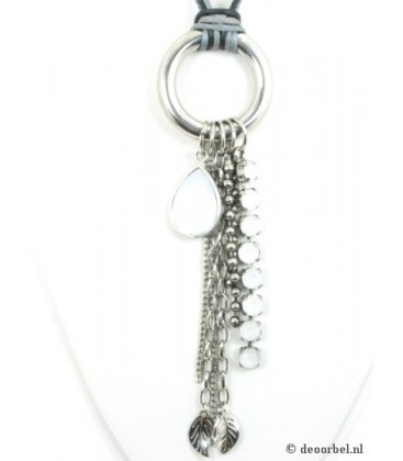 Grijze koord ketting met metalen bedels en acryl kralen (