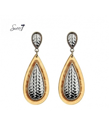 Bruine oorhangers met zilverkleurige inleg en zigzag patroon