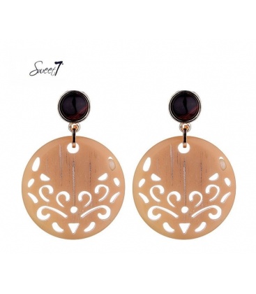 Bruine oorbellen met een mooi motief in de hanger