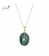 Goudkleurig korte ketting met ronde hanger van synthetisch malachiet