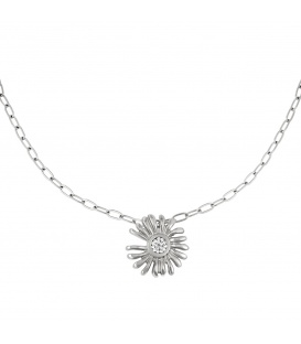 Zilverkleurige halsketting met als hanger een bloem en strassteentjes