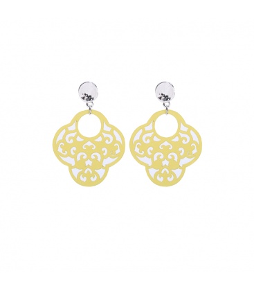 Groene oorbellen met een mooie hanger en een zilverkleurig oorstukje