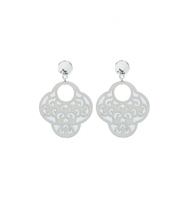 Grijze oorbellen met een mooie hanger en een zilverkleurig oorstukje