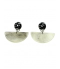 Zilverkleurige stijlvolle oorbellen met een halfronde hanger van grijze kunsthars